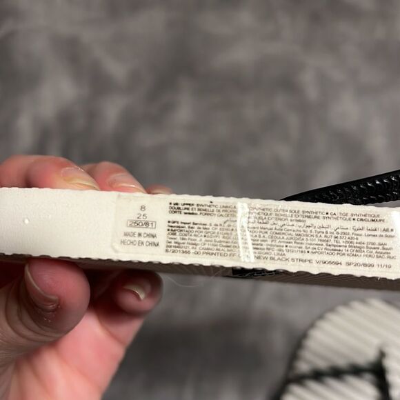 Old Navy Flip Flips Size 8 - Picture 3 of 3